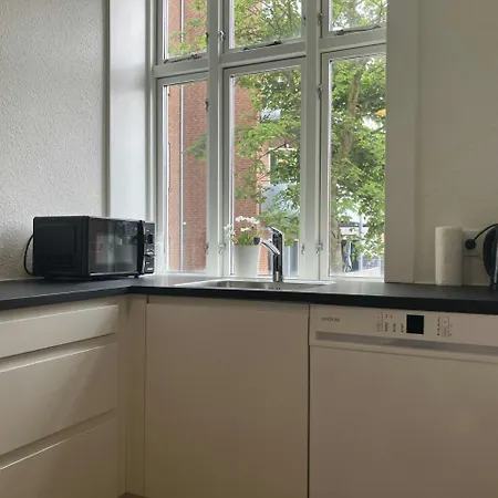 And Spacious For 4 Lägenhet *